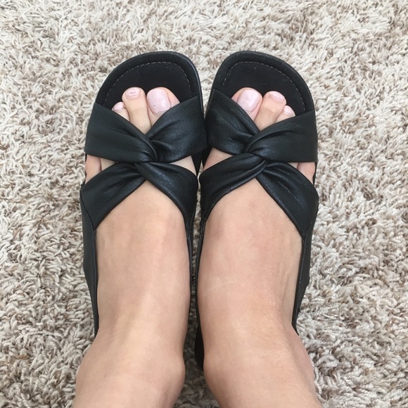 🚫SOLD!!!🚫 LifeStride Black Wedge Slip-On Knot Sandals - Picture 2 of 8